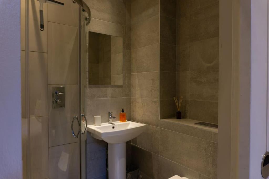 Spacious Apartment In City Centre - Free Parking 노팅엄 외부 사진