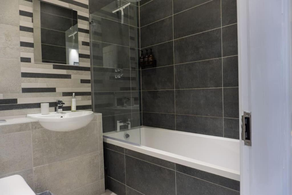 Spacious Apartment In City Centre - Free Parking 노팅엄 외부 사진
